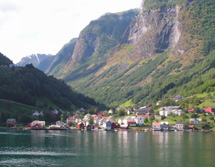 Nordeuropa, Norwegen: Norwegen i hytta - Idyllisches Dorf am See an einem Berghang gelegen 